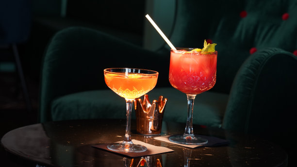酒精鸡尾酒在黑暗的盖子酒吧环境从柏林，德国。图片下载
