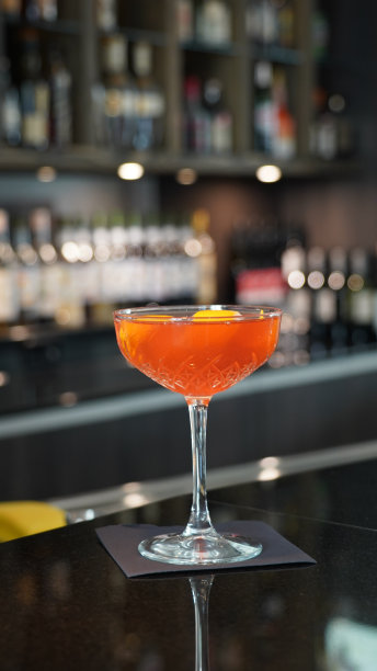 酒精鸡尾酒在黑暗的盖子酒吧环境从柏林，德国。图片下载