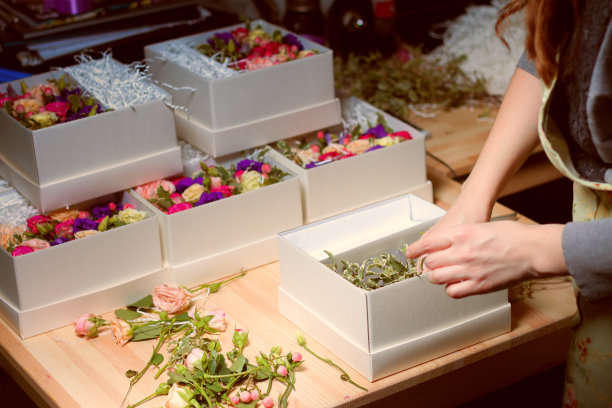 花商正在组装一个帽盒里的郁金香花束图片下载