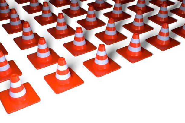 3d渲染插图橙色塑料交通锥孤立在白色背景上。现实的橙色道路锥与条纹。图片下载