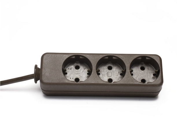 特写棕色三欧插头白色背景图片下载