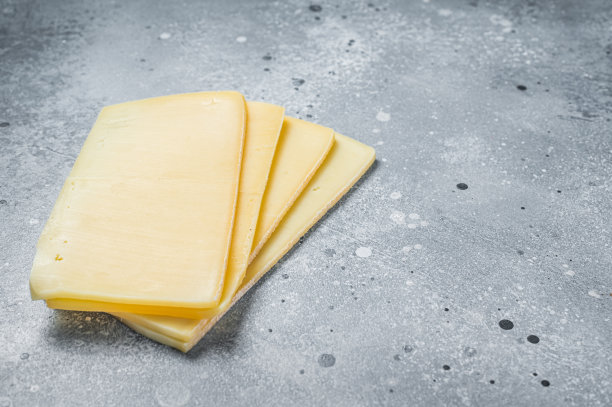 生芝士片。灰色的背景。前视图。本空间图片下载