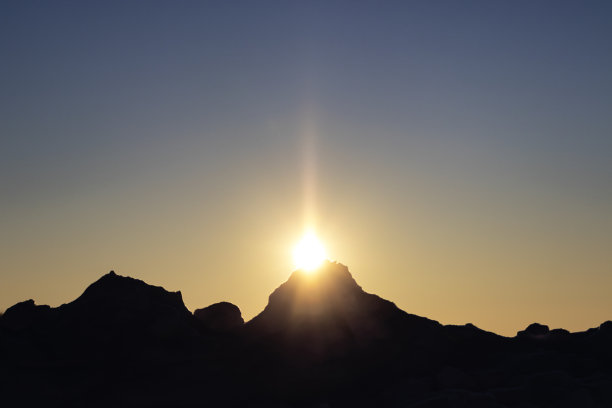 山中的日出。图片下载