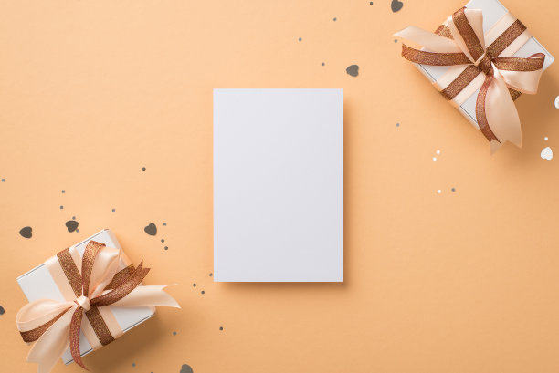 俯视图照片的情人节装饰纸纸白色礼品盒与发光的棕色和浅米色蝴蝶结心型五彩纸屑和亮片在孤立的米色背景与空白空间图片下载