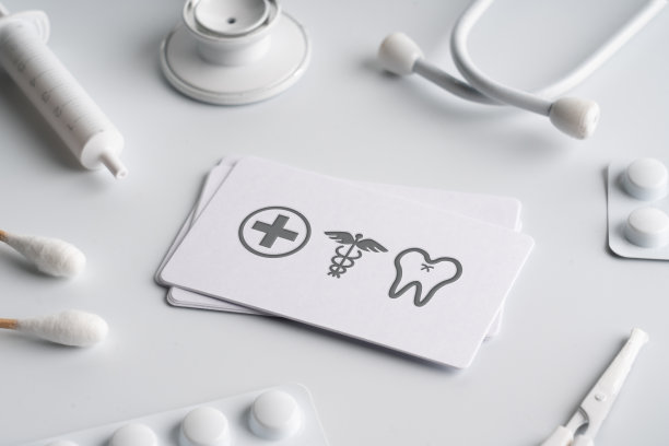 普通的名片与医疗图标在白色单调的背景图片下载