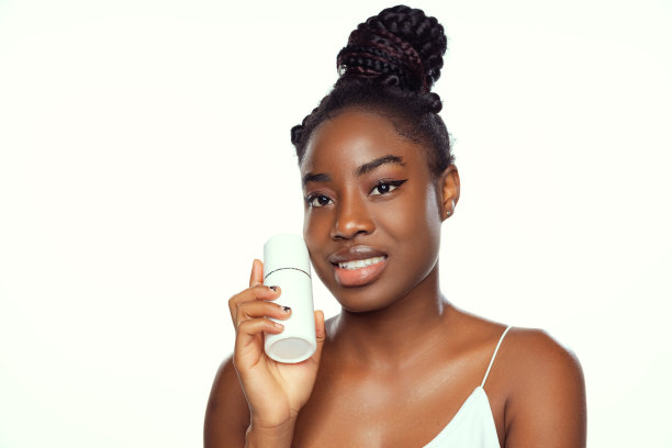 年轻女性时尚模特的肖像使用化妆品产品孤立在白色工作室背景。风格与美，护肤理念。图片下载