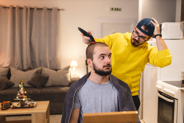 由于新冠肺炎疫情，理发师在家给客户理发时搞砸了图片下载