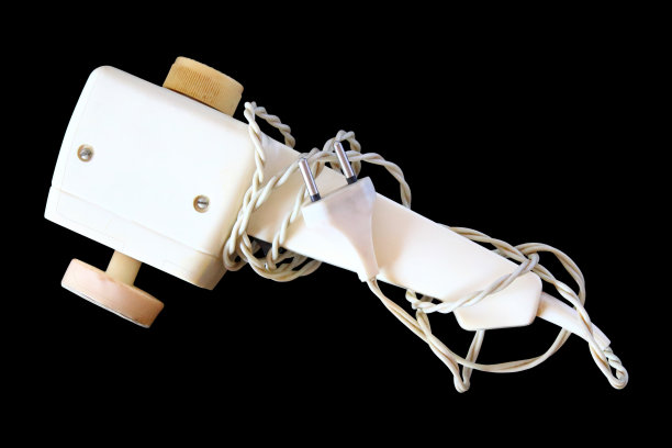 老式的电动振动身体按摩器。特写镜头。黑色背景上的孤立对象。隔离。图片下载