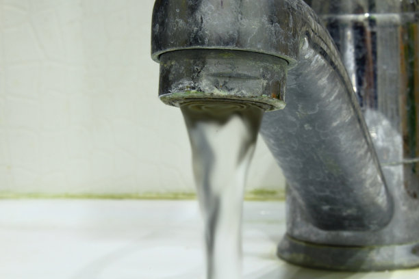 水槽上的旧水龙头。特写镜头。背景。图片下载
