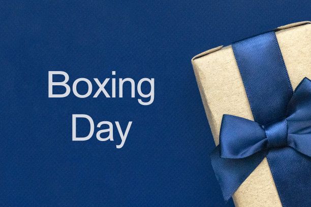 经典蓝色背景的礼盒。节礼日的概念。促销活动图片下载