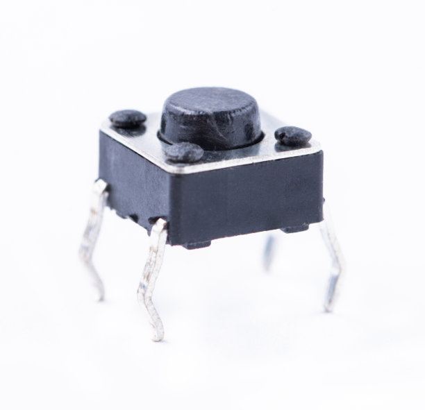 白色背景上的小按钮，用于电子设备和arduino套件。图片下载