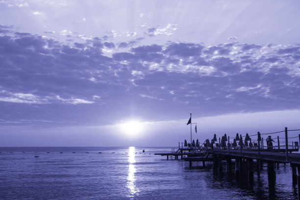 海岸的日出。2022年Very Peri彩色单色图片。图片下载