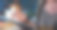 年轻的亚洲自由职业女性晚上在家里的客厅里使用平板电脑。在家工作的概念。图片下载
