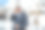 一个穿着古装、夹克、领带、戴着眼镜的男人在山上摆姿势。图片下载