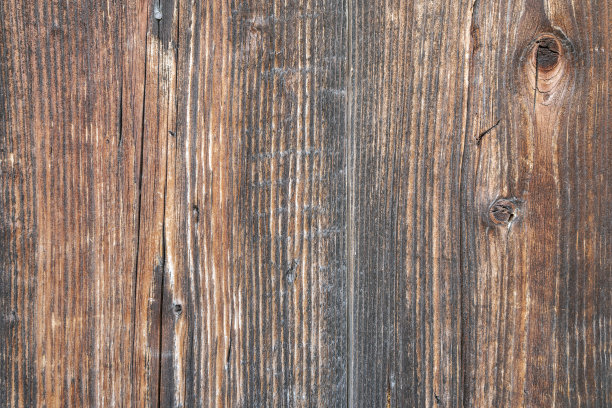 木制背景，空的表面。旧的木板是深褐色的。乡村风格的木制照明灯图片下载