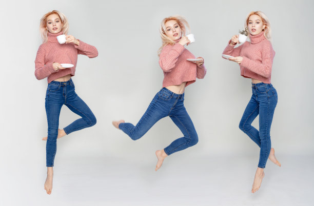 全尺寸的拼贴照片，年轻女子快乐的微笑跳起来，拿着咖啡杯孤立在灰色的背景上图片下载