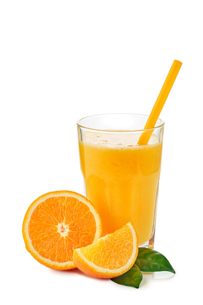 一杯新鲜的橙汁和水果片在白色图片下载