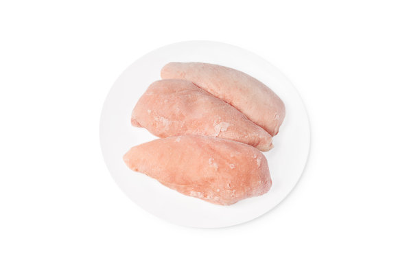 三片生冷冻鱼片在一个白色的盘子在一个白色的盘子复制空间。图片下载