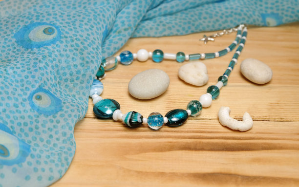 慕拉诺玻璃项链的航海风格和海卵石图片下载