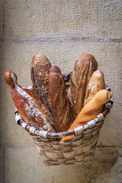 新鲜的乡村面包陈列在多诺西亚或圣塞巴斯蒂安，西班牙的面包房图片下载