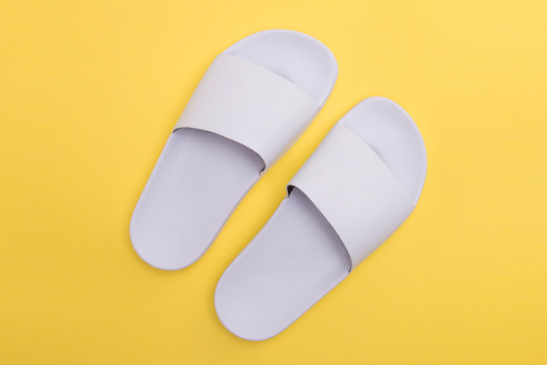 时尚的橡胶拖鞋。图片下载