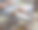 那家伙打着石膏坐在沙发上。这条腿打了石膏。图片下载