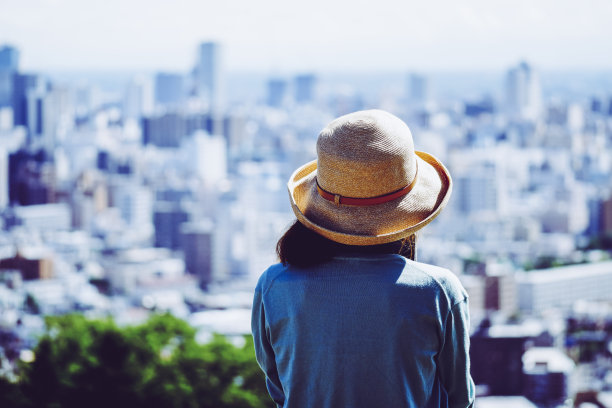 一个女人看城市的后视图图片下载