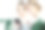 成熟的母亲和女儿用智能手机自拍图片下载