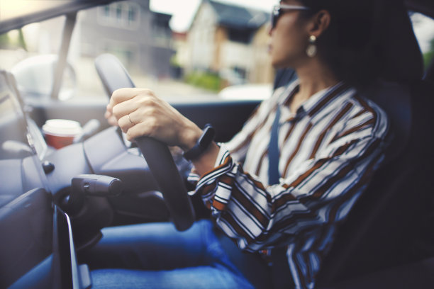 日本女人开车的照片图片下载