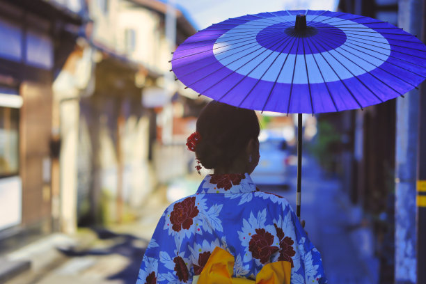 一位穿着和服的女子走在日本金泽市东茶屋区图片下载