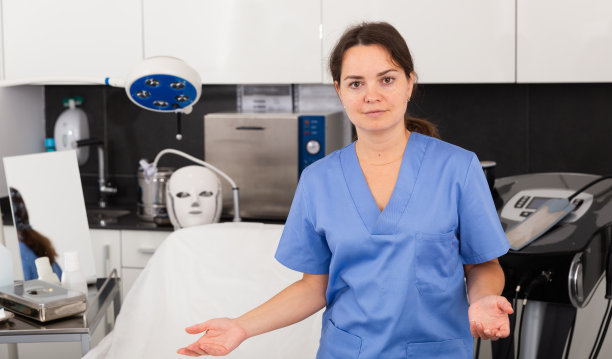 微笑的女美容师受邀到美容医学诊所图片下载