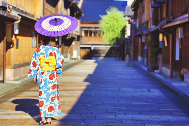 一位穿着和服的女子走在日本金泽市东茶屋区图片下载