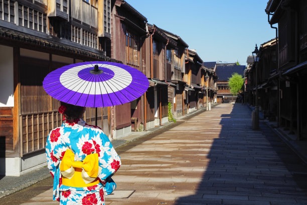 一位穿着和服的女子走在日本金泽市东茶屋区图片下载