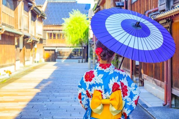 一位穿着和服的女子走在日本金泽市东茶屋区图片下载