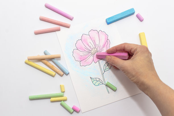 柔和的粉彩画，花卉画。蜡笔画宇宙在白纸上，俯视图图片下载