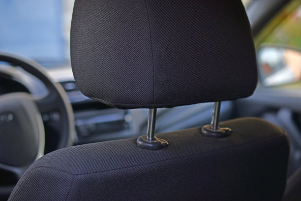 黑色的椅子放在汽车的驾驶座上图片下载