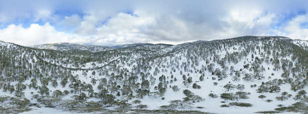 无人机航拍的雪山森林景观覆盖在雪。冬天的照片图片下载