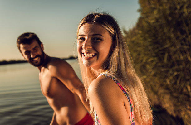 年轻女子在湖上享受夏日的肖像。图片下载