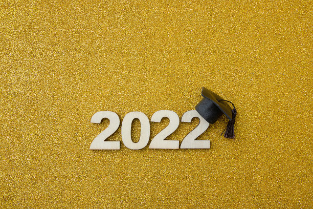 毕业2022木制号码2022戴毕业帽在金光闪闪的背景顶视图图片下载