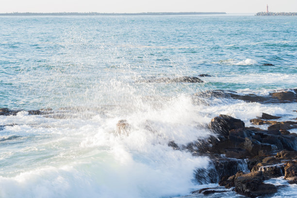 浪花反射着夕阳图片下载