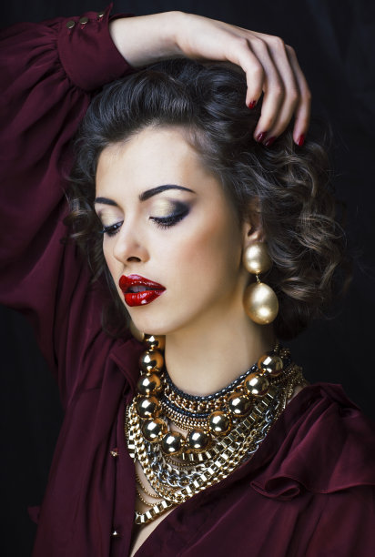 美丽富有的黑发女人有很多珠宝，西班牙卷曲的女士图片下载