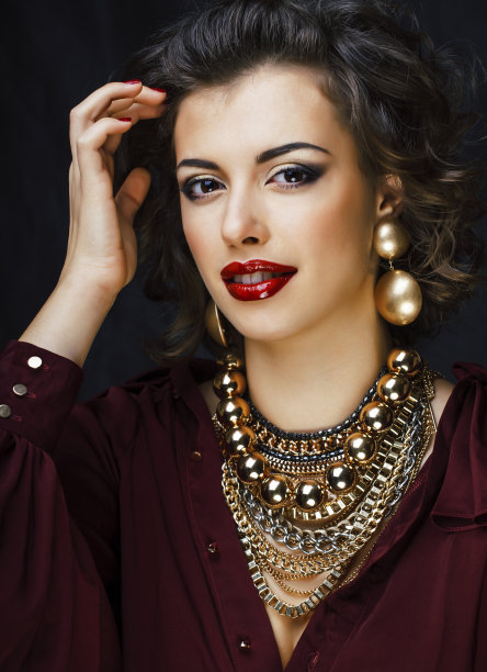 美丽富有的黑发女人有很多珠宝，西班牙卷曲的女士图片下载
