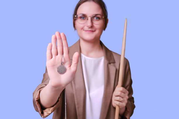 快乐女老师以阴阳宗教符号为蓝色背景，复制空间图片下载