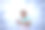 男孩从一个塑料瓶里喝水。对着天空的肖像。渴。图片下载
