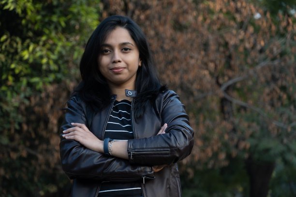 印度年轻女孩叠手的形象图片下载