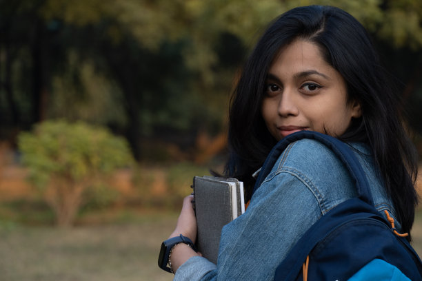 美丽的印度学生图片下载