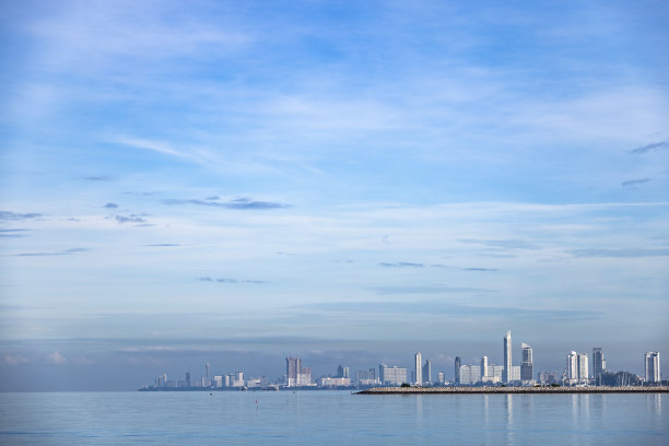 带天空和大海的全景大城市。泰国芭堤雅市天空景观的背景图片下载