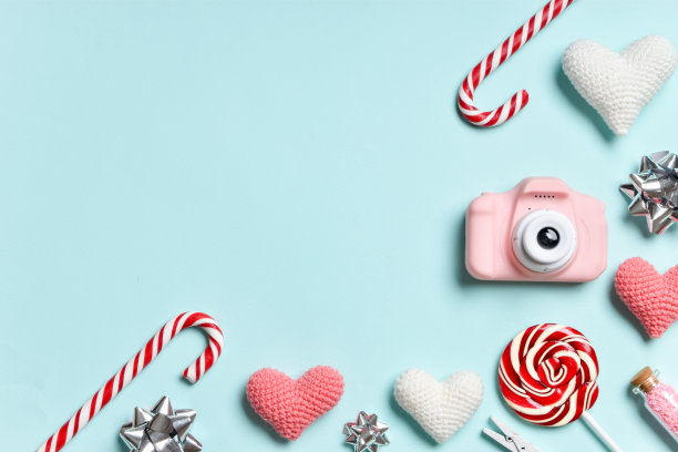 一个带有照相机、棒棒糖、心形和蝴蝶结的彩色横幅。图片下载