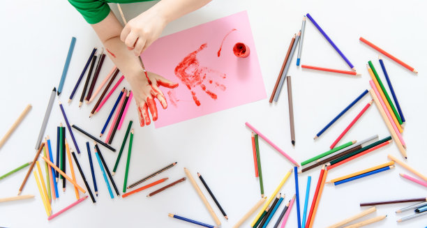 俯视图一个男孩的孩子是如何画他的手图片下载