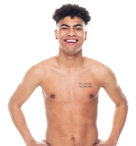 非洲种族男孩在白色背景前穿着平角短裤图片下载